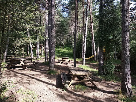 merendero y parque infantil - Biescas