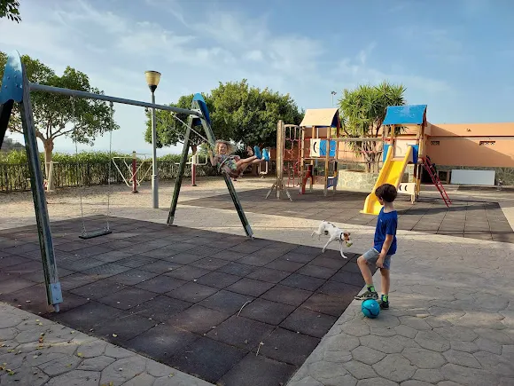 Parque y pista polideportiva de las maravillas - Almuñécar