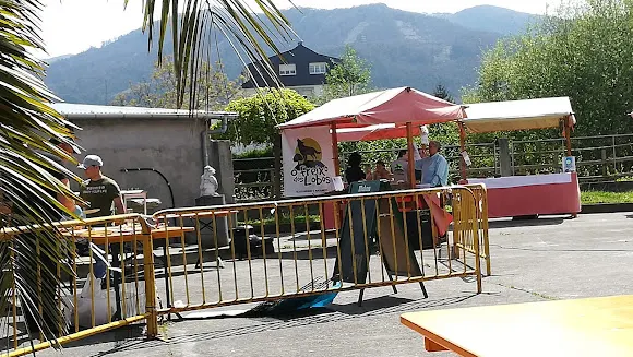 Parque infantil y merendero junto a puente medieval sobre río Ouro - Alfoz