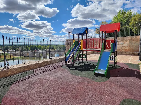 Parque infantil Palacio Doña Juana - Tordesillas